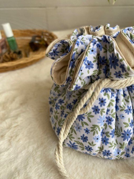 Le pochon Evy fleurs bleues