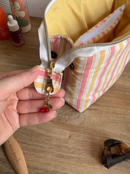 Trousse Joya cerises brodées rayure jaune/rose