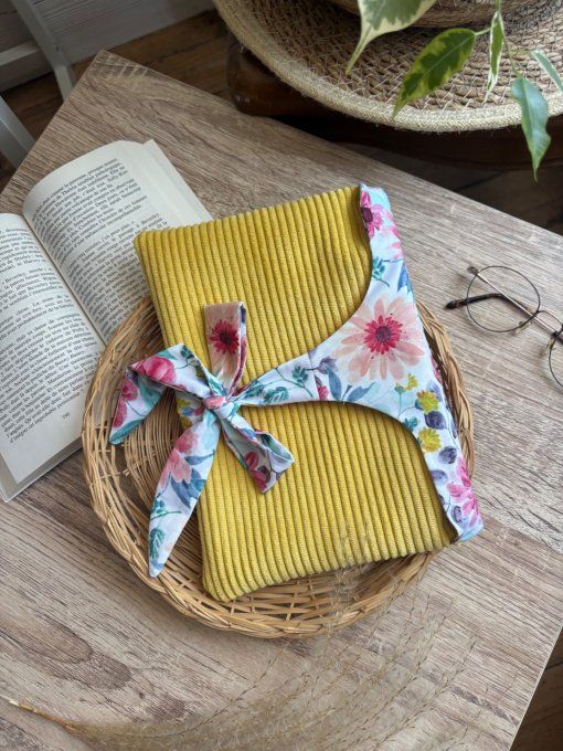 Pochette à livre jaune fleurie