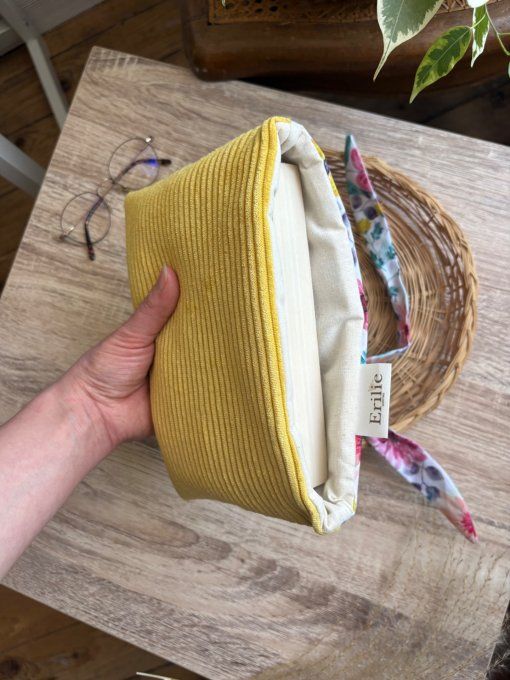 Pochette à livre jaune fleurie