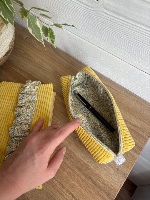 Trousse à crayon jaune