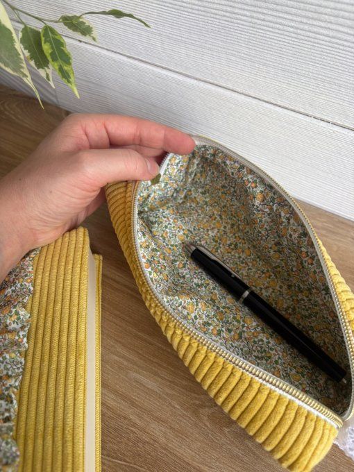 Trousse à crayon jaune