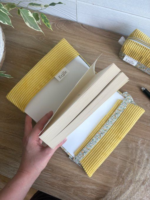 Protège livre/carnet jaune